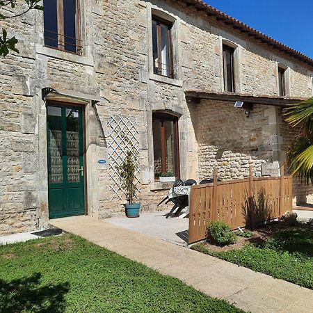 Domaine De Fontsauzine - Gites Et Chambre D'Hotes Genouille  Exterior photo