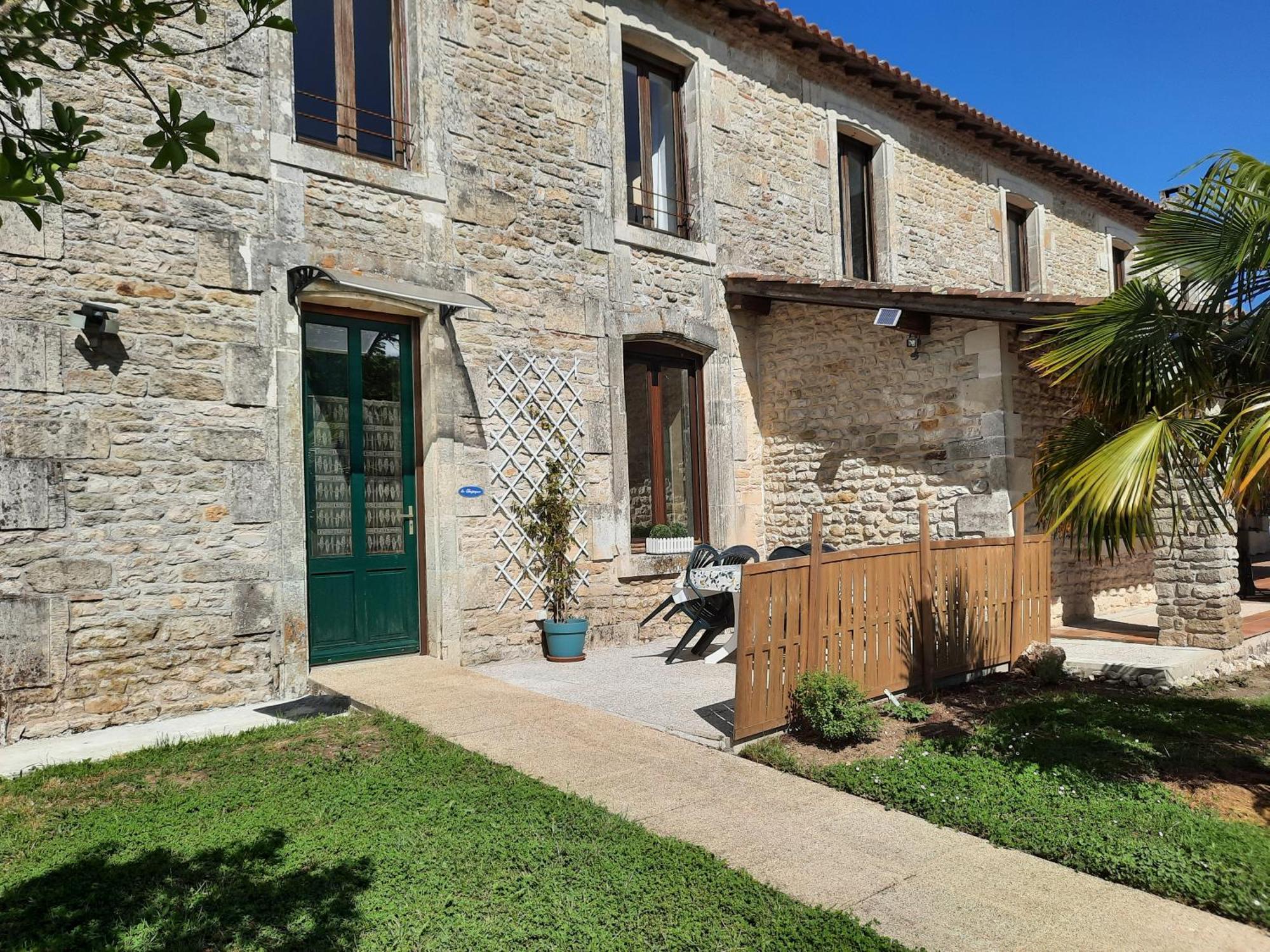 Domaine De Fontsauzine - Gites Et Chambre D'Hotes Genouille  Exterior photo