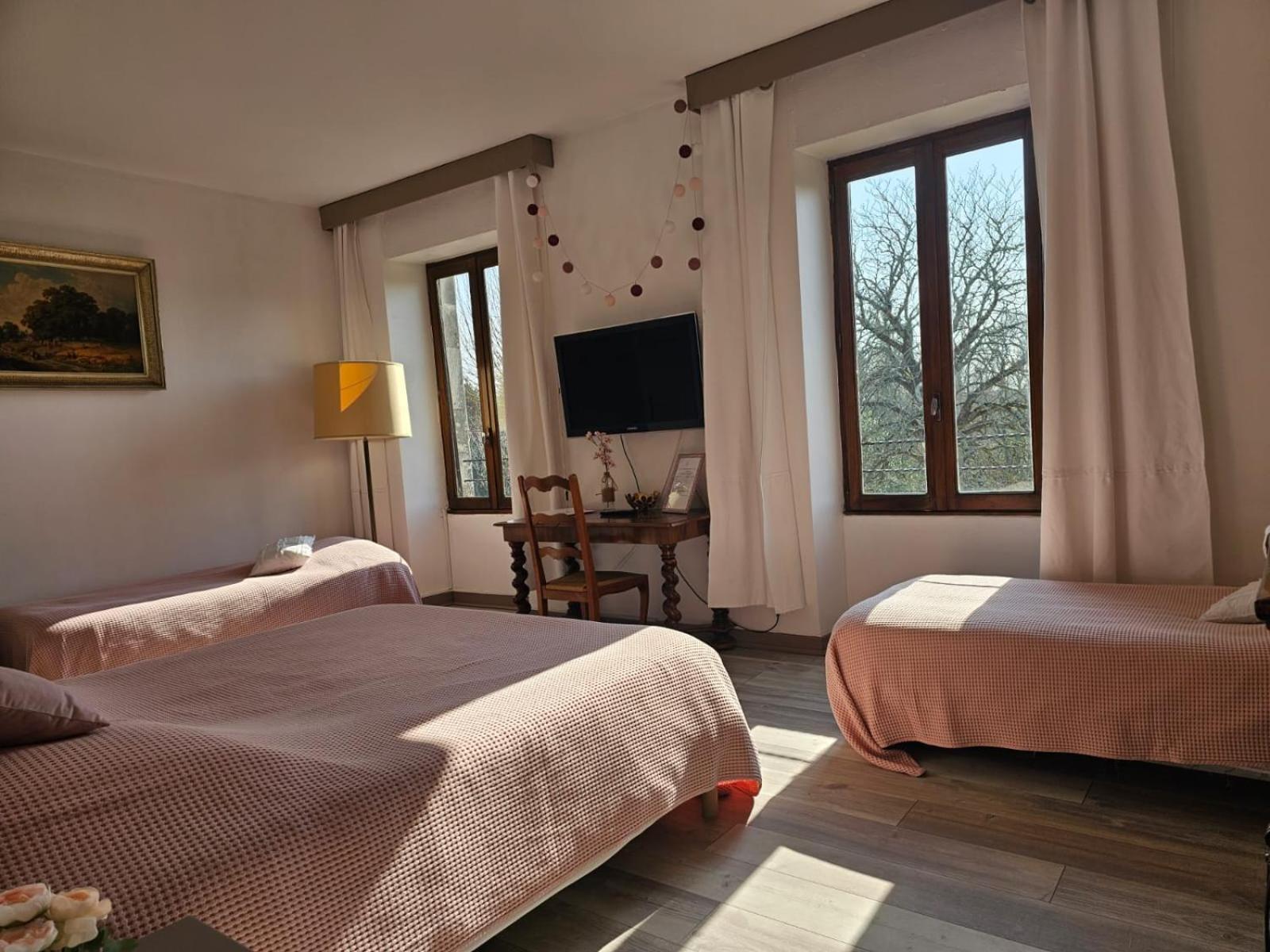 Domaine De Fontsauzine - Gites Et Chambre D'Hotes Genouille  Exterior photo