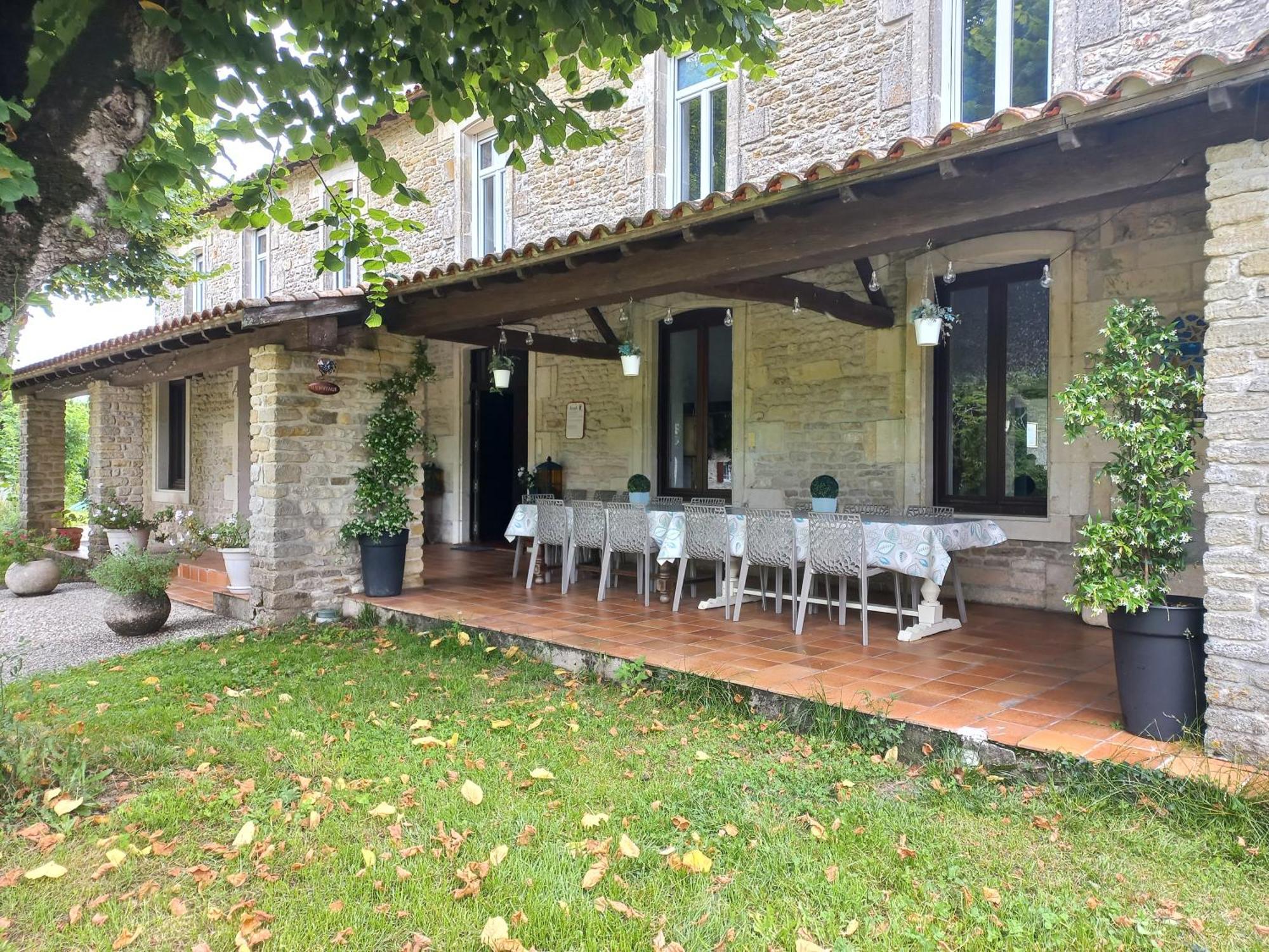 Domaine De Fontsauzine - Gites Et Chambre D'Hotes Genouille  Exterior photo